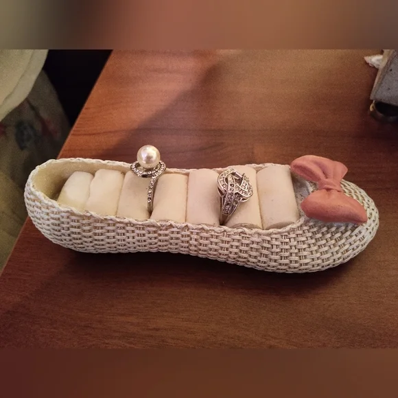 Ceramic shoe shape ring holder - Picture 2 of 6
